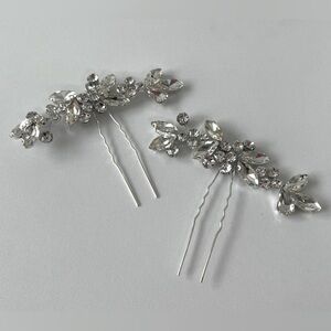 2 hair pins